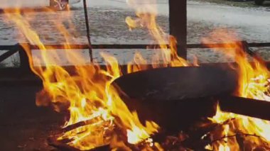 Onlar ateşte pişirilirken buğulama kestane yavaş hareket