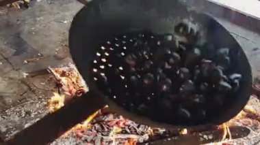 Tavada kestane, közler üzerinde pişmiş