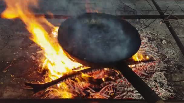 Парящие каштаны, пока они готовятся над огнем — стоковое видео