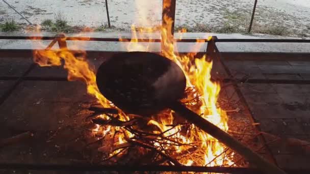 Pomalý pohyb kouřící kaštany vařené na ohni — Stock video