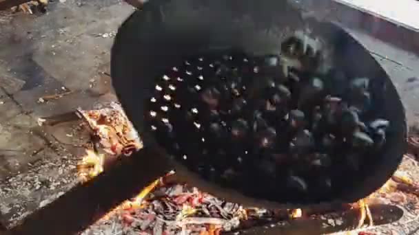 Rør-stegte kastanjer, kogt over gløderne – Stock-video