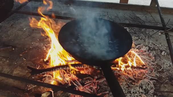 Медленное движение каштанов, пока они готовятся над огнем — стоковое видео