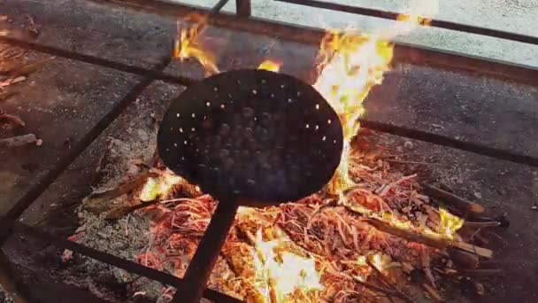 Faire cuire les châtaignes à la vapeur par deux au-dessus du feu — Video