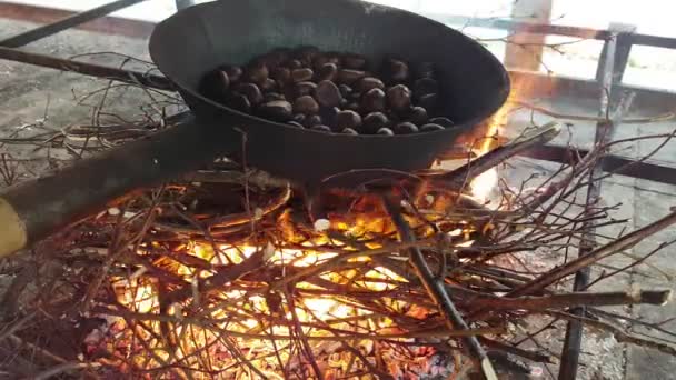 Castane gătite cu o tigaie tradițională peste foc — Videoclip de stoc