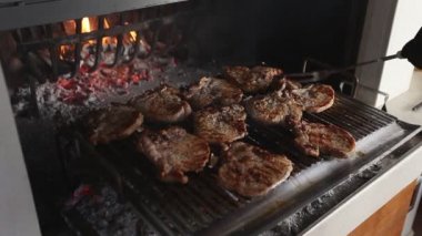 Izgara da pişirirken döndürülen pirzolalar