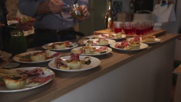 Preparação de aperitivo com carnes curadas e espargos — Vídeo de Stock