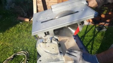 Dairesel testere ahşap bir tahta keser