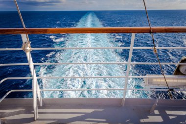 Üst güverteden görülen bir yolcu gemisi tarafından bırakılan wake