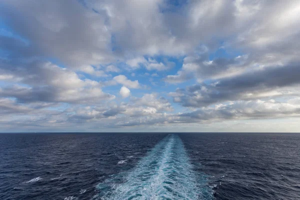 Despierta a la izquierda por un barco visto desde la cubierta superior — Foto de Stock