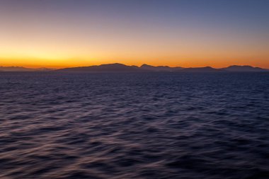 Ufukta Ege Denizi adaları ile muhteşem gün batımı