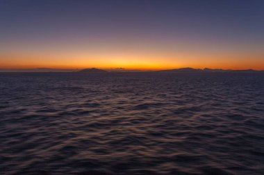 Ufukta Ege Denizi adaları ile güzel gün batımı