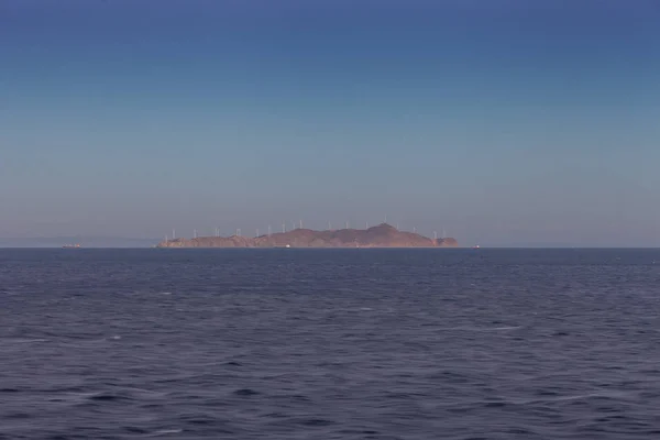 Sarónico panorama de la isla del Golfo con turbinas eólicas al amanecer —  Fotos de Stock