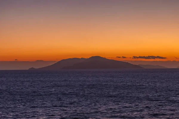 地平線にエーゲ海の島々と素晴らしい夕日 — ストック写真
