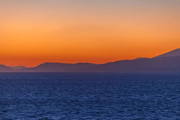 エーゲ海の島々を背景にオレンジ色の空と夢のような夕日 — ストック写真