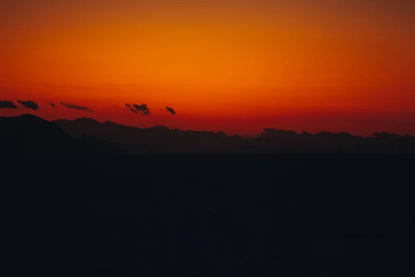 Hermosa silueta del atardecer de las islas del mar Egeo —  Fotos de Stock