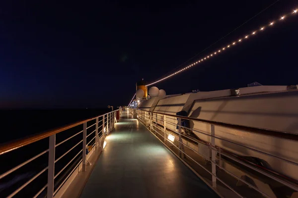 Top paddle van cruiseschip 's nachts — Stockfoto