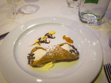 Süslü bir tabakta Sicilyalı cannolo tatlısı.