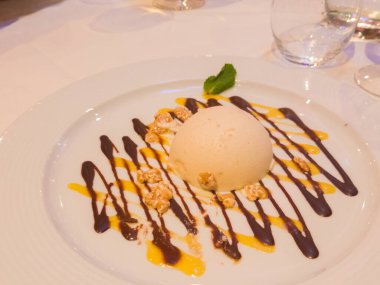 Süslü bir tabağın üstünde dondurma.