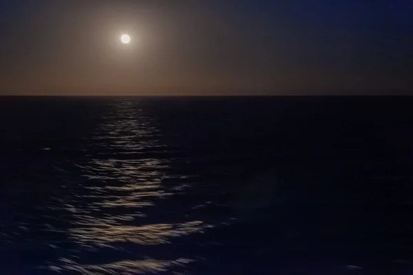 Луна над горизонтом моря — стоковое фото