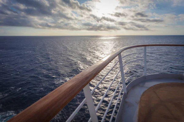 Reflexão do sol sobre o mar visto do convés do navio de cruzeiro — Fotografia de Stock