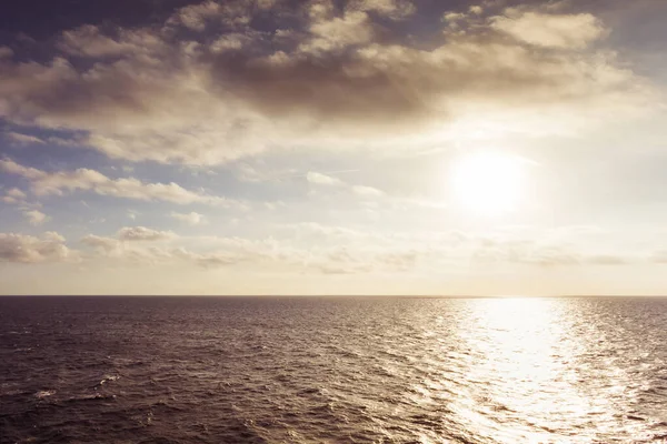 Reflejos solares sobre el mar al atardecer — Foto de Stock