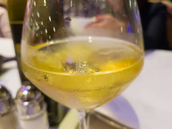 Ποτήρι λευκού κρασιού με συμπύκνωση στο ποτήρι — Φωτογραφία Αρχείου