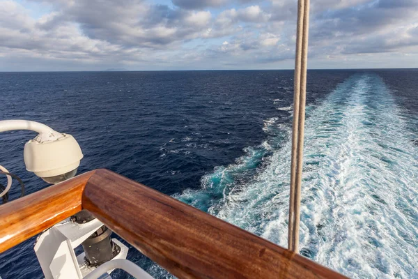 Acorde deixado por um navio de cruzeiro com a ilha do Egeu no horizonte — Fotografia de Stock