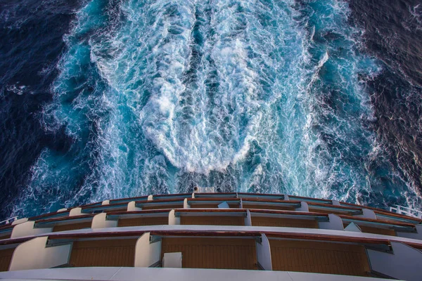 Vista de la popa de un barco y la estela dejada por las hélices — Foto de Stock