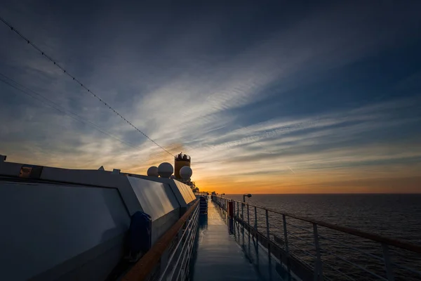 Закат над морем с верхней палубы круизного судна — стоковое фото