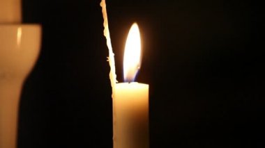 Koyu arkaplanda yanan mum