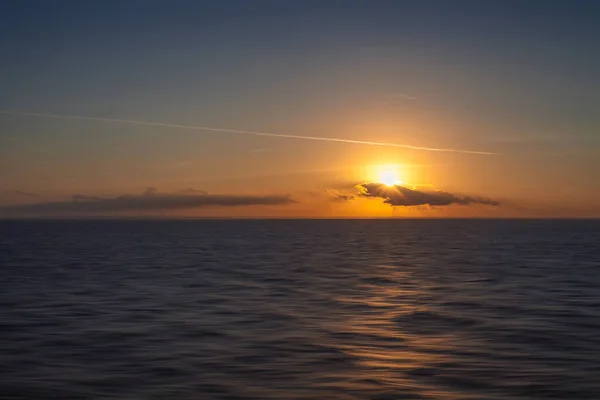 Puesta de sol en el mar con fondo de costa italiana — Foto de Stock