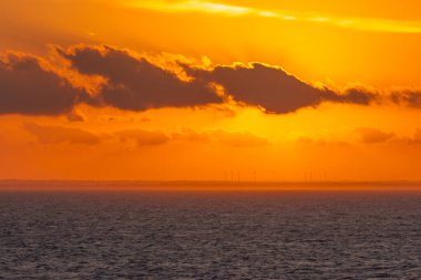 Muhteşem bir günbatımında İtalyan sahillerinde rüzgar türbinleri