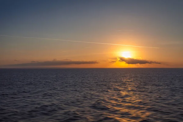 Sol a punto de ponerse detrás del horizonte con un fondo costero italiano — Foto de Stock