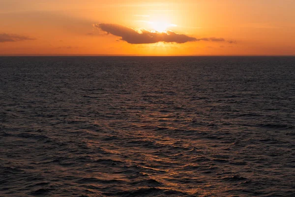 Sol detrás de una nube durante el atardecer en la costa adriática — Foto de Stock