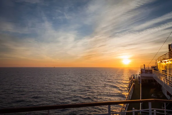 Солнце вот-вот сядет, видно с верхней палубы круизного лайнера — стоковое фото