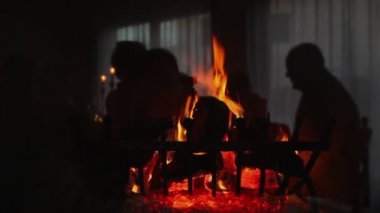 Arka planda yansıması olan şömine.