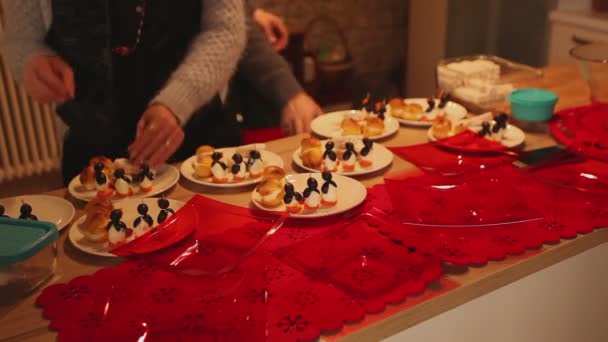 Zubereitung von Gerichten mit Vorspeisen dekoriert — Stockvideo