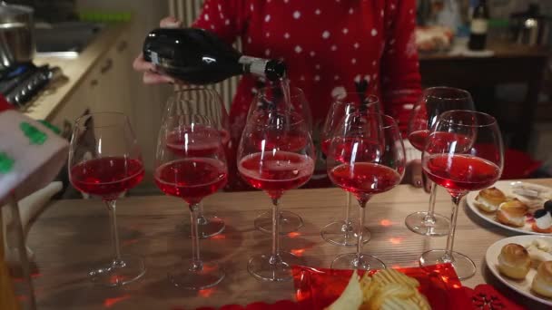 Vrouw in rood bereidt kerstdrankjes voor — Stockvideo