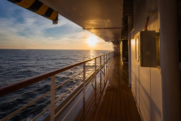 Spectacular sunrise over sea horizon seen from the upper deck of a cruise ship — Stock Photo, Image