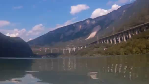 Immersione nelle torbide acque di un lago, con vista su una valle alpina — Video Stock