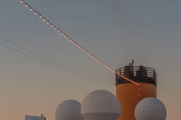 Crucero barco chimeneas tomadas al atardecer — Foto de Stock