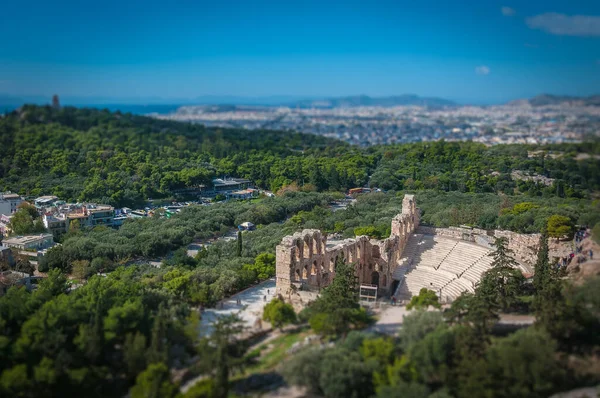 Kippverschiebungseffekt von Odeo des Herodes Atticus Theaterblick von der Akropolis, Athen — Stockfoto