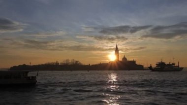 San Giorgio adasının önünden geçen feribot gün batımında, Venedik, İtalya
