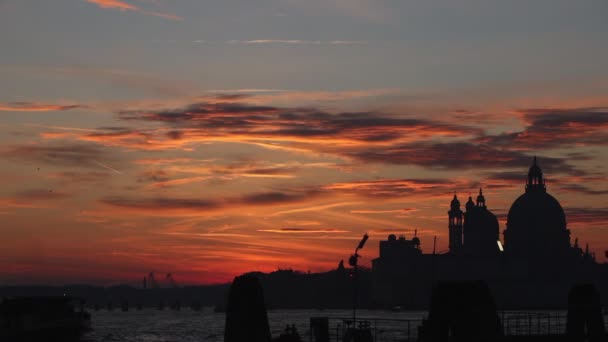 Prachtige zonsondergang boven de Basilica della salute, Venetië, Italië — Stockvideo