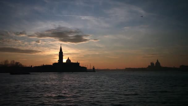 Underbar solnedgång över San Giorgio och Salute kyrkor, Venedig, Italien — Stockvideo