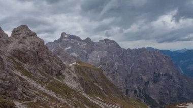 Dolomitik tepelerin heybetli ve az bilinen duvarlarının zamanlanmış videosu