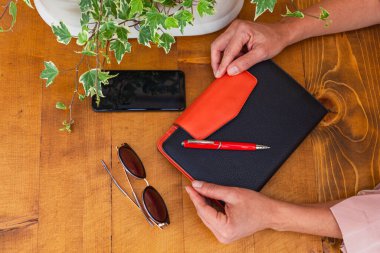 Kadın, turuncu ve siyah kapalı bir gündemi teslim ediyor.