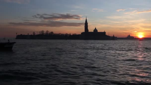 Vaporetto procházející před ostrovem San Giorgio při západu slunce, Benátky, Itálie — Stock video