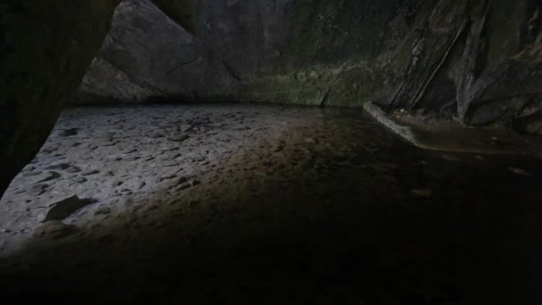 Petit étang dans une grotte à l'eau cristalline — Video