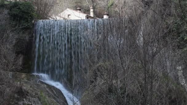 Filmeffekt på små vattenfall på ett betsel — Stockvideo